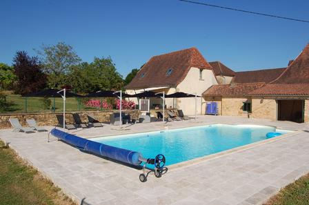 La  grande terrasse autourde la piscine